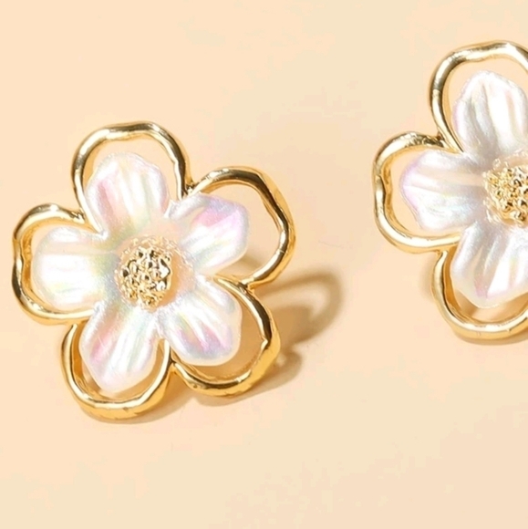 💖 2/$30 White & gold stud Daisy flower iridescent small boho statement earrings - Picture 7 of 12